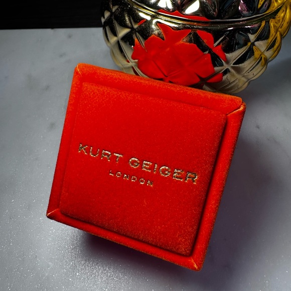 Kurt Geiger Eagle size 8 with ring box gold tone gem stones rhinestone NWT - Picture 5 of 12